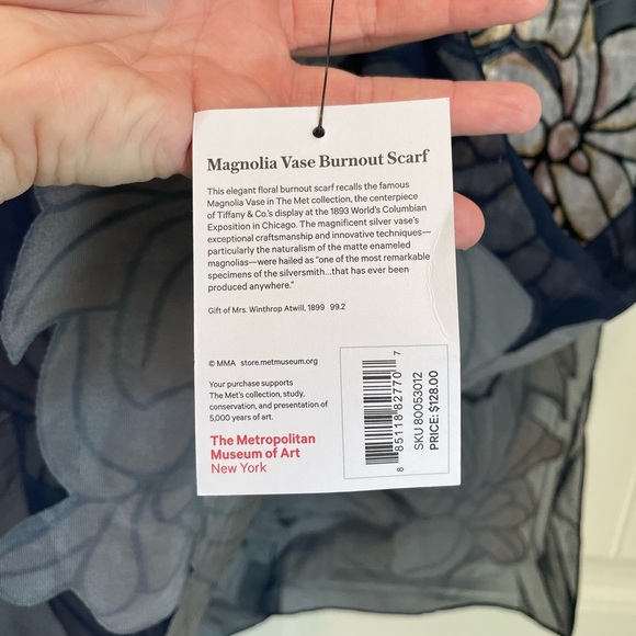 New METROPOLITAN MUSEUM OF ART, "MAGNOLIA VASE" BURNOUT OBLONG SCARF - Picture 5 of 9